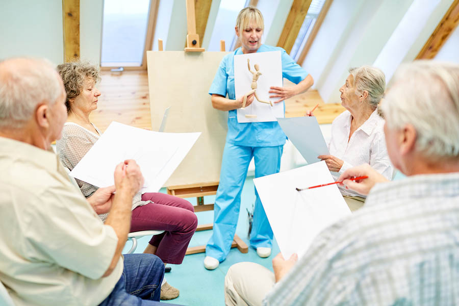 Op deze foto zie je dat mensen worden geholpen met hoe je het bijvoorbeeld kan doen. Mensen kijken mee met wat er precies beter kan worden gedaan.